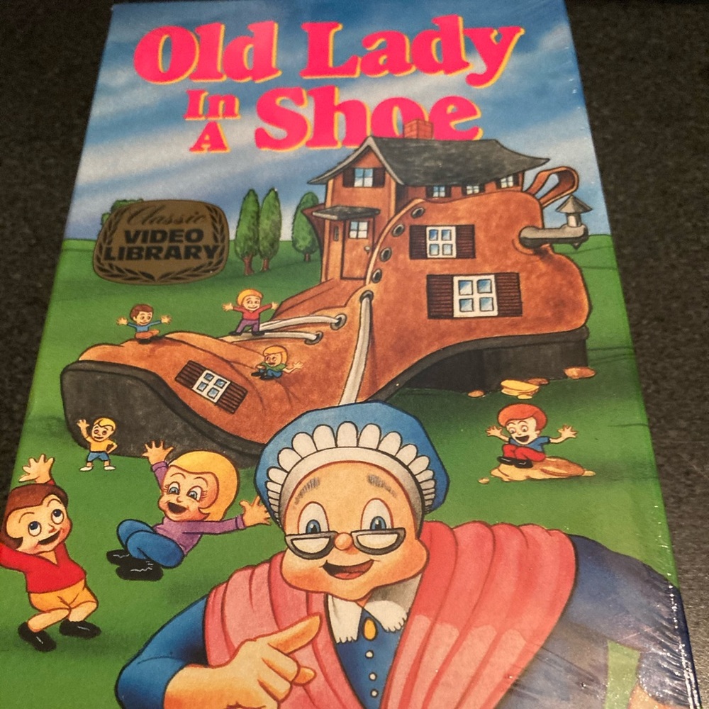VHS Ild Lady in Shoe Classic fully animated color